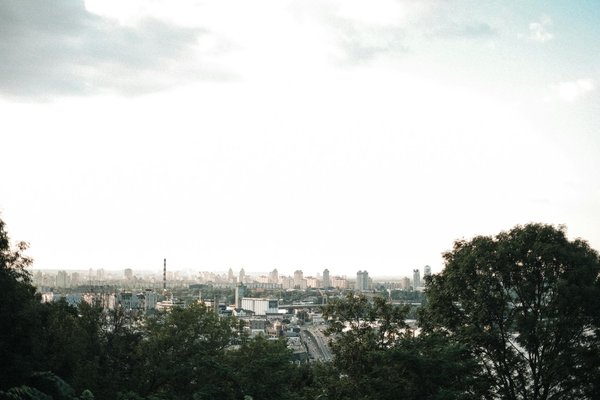 Comment choisir des vêtements adaptés pour un camping en région de marécages en hiver?